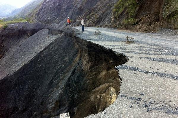 Delegados de la  Conred temen que el tramo carretero 7W ceda en cualquier momento.