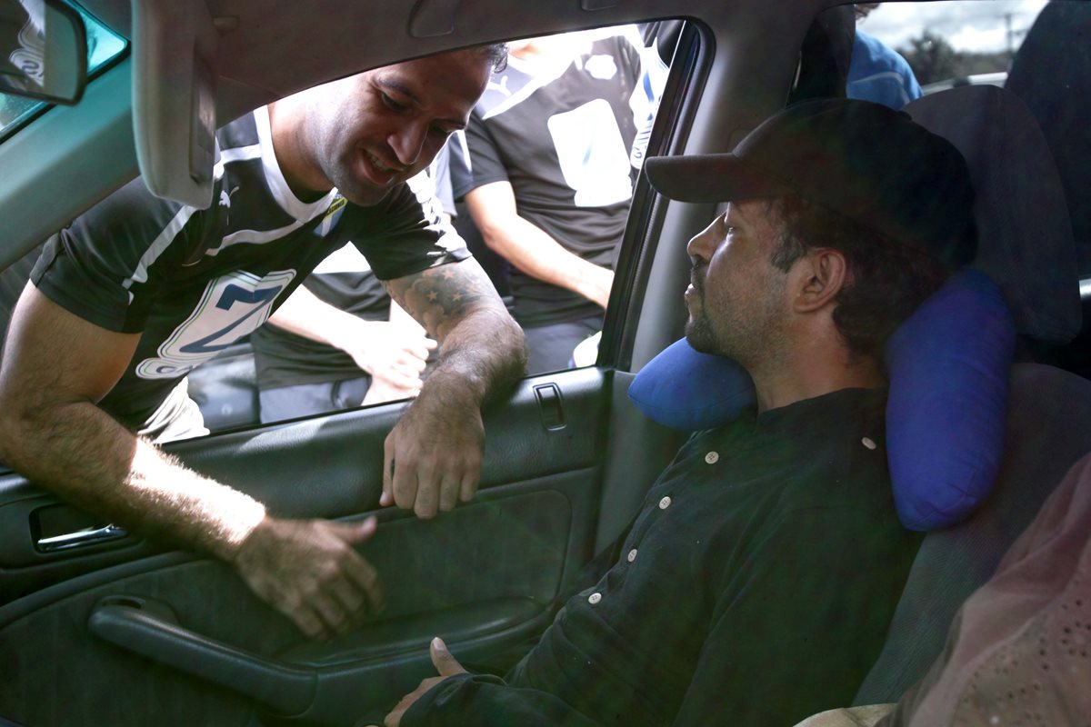 José Contreras y Chicho Bradley, después del entrenamiento crema. (Foto Prensa Libre: Norvin Mendoza)