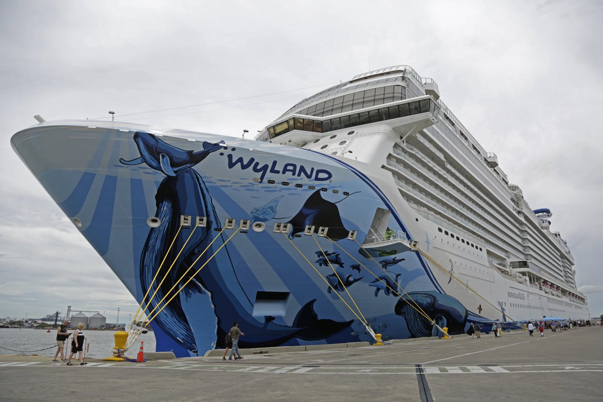 El Norwegian Bliss es uno de los cruceros más modernos y transporta a unas cuatro mil personas a bordo. (Foto Prensa Libre: EFE)
