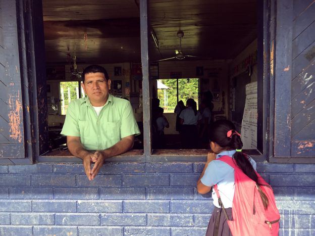 José Amilcar Amaya da clase a los niños de la comunidad desde hace más de 33 años. Su familia, que huyó de la guerra civil que arreciaba en El Salvador, fue una de las primeras en asentarse en Valle de Paz.