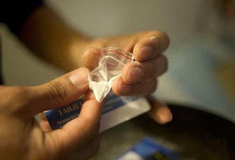 Un expendedor de droga prepara cocaína para vender en la calles en Bogotá. (Foto Prensa Libre: AFP)