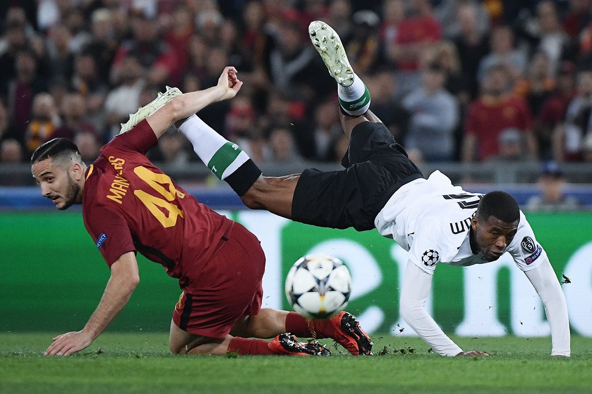 Georginio Wijnaldum del Liverpool pelea la pelota con el defensa de la Roma, Kostas Manolas.