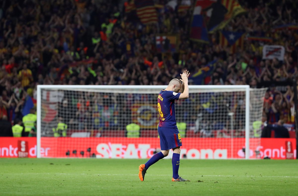 Andrés Iniesta agradeció a los aficionados al ser sustituido en la final de la Copa del Rey, lo que pudo ser su penúltimo título con el Barcelona. (Foto Prensa Libre: EFE)