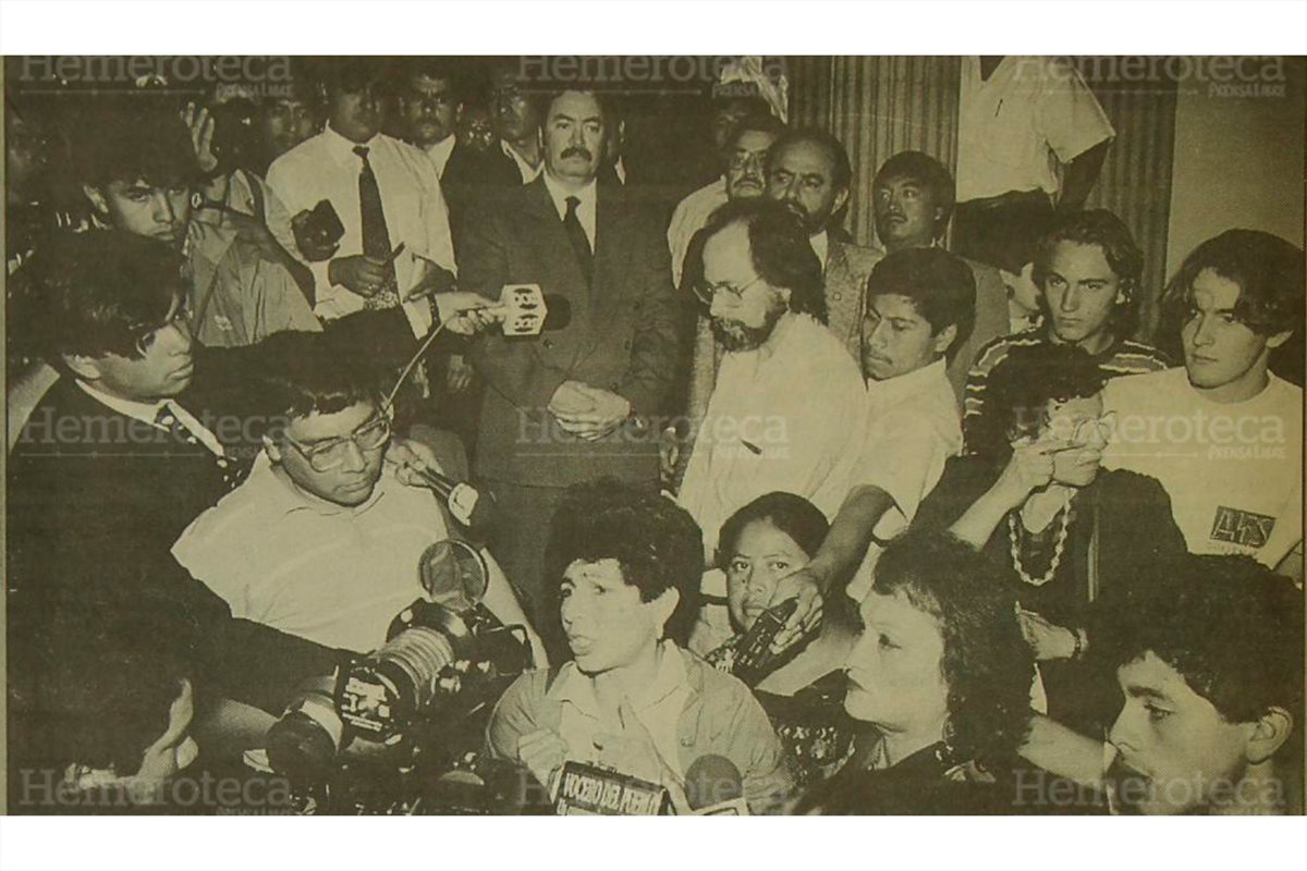 Nineth Montenegro del GAM junto a varios manifestantes se presentaron nuevamente al Congreso y recorrieron todas las bancadas solicitando la renuncia de los 116 diputados titulares y suplentes. (Foto: Hemeroteca PL)