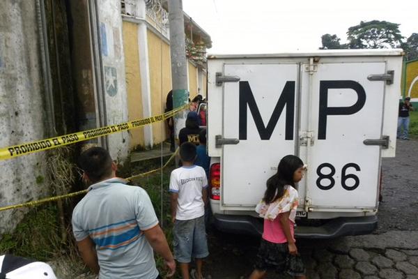 El cuerpo sin vida fue encontrado atrás de un tanque de agua pública en la zona 1 de San Antonio Suchitepéquez. (Foto Prensa Libre: Omar Méndez)<br _mce_bogus="1"/>