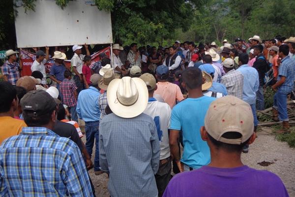 Campesinos dialogan con personal de la comuna y de la PDH en el bloqueo registrado, en Camotán. (Foto Prensa Libre: Edwin Paxtor) <br _mce_bogus="1"/>