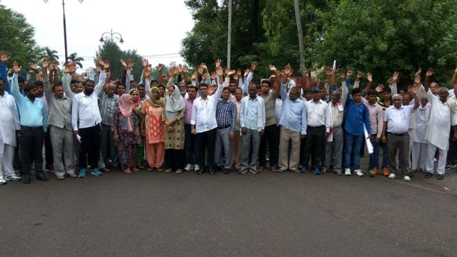 Miembros de la casta dalit protestaron contra el ataque a la mujer.