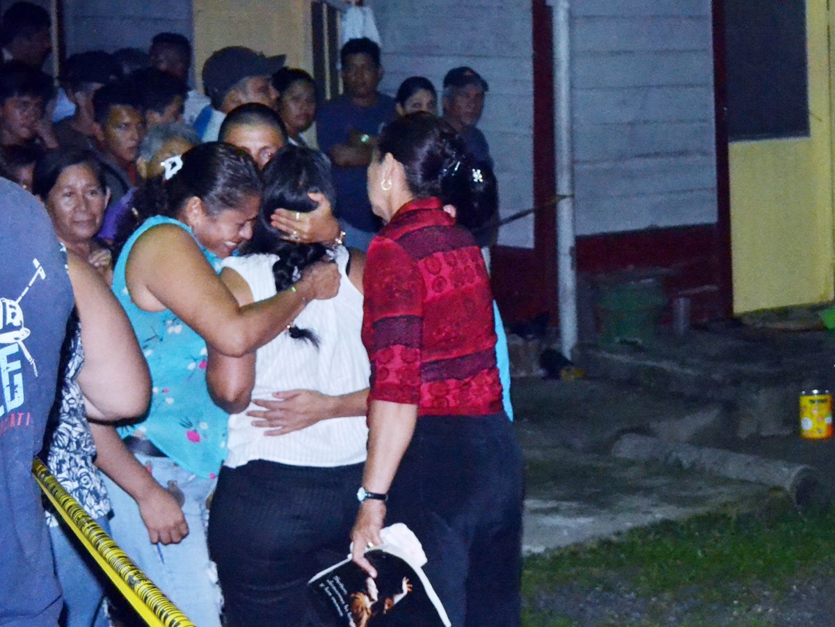 Familiares de hombre que murió a balazos, en Puerto Barrios, Izabal, reconocen cadáver de la víctima. (Foto Prensa Libre: Edwin Perdomo)
