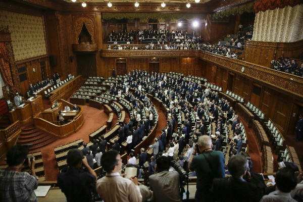  Vista general del Parlamento durante el debate de la reforma militar.