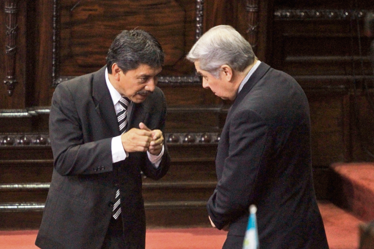 Alfredo Tumax, secretario del Sintracor, y Luis Rabbé, presidente del Congreso, dialogan en el hemiciclo. (Foto Prensa Libre: Esbin García)