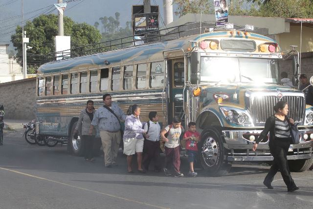 Niños observan el bus que fue asaltado en Amatitlán.(Foto Prensa Libre: Erick Ávila)