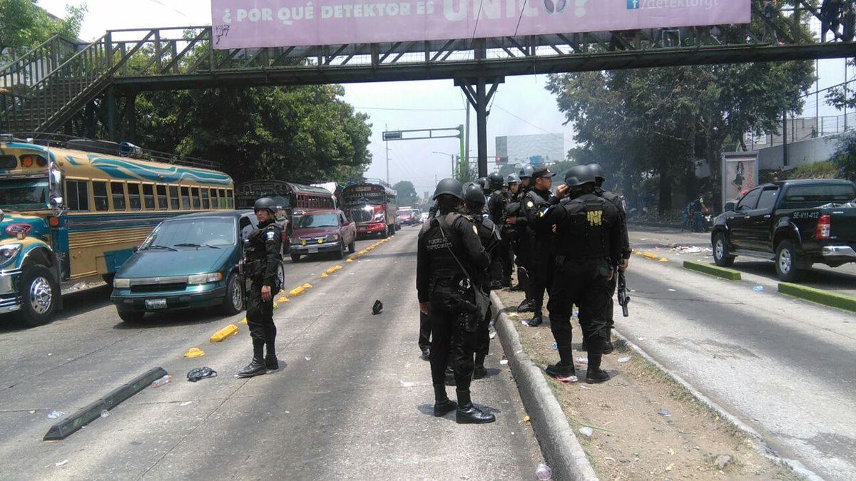 Fuerzas Especiales de la PNC disuelven a manifestantes y liberan acceso a Cenma. (Foto Prensa Libre: Estuardo Paredes)