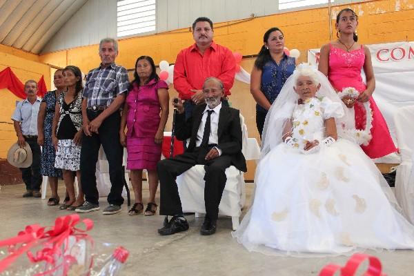 Miguel Dubón García y Ernestina Prera Cruz —sentados— celebran sus 75 años de matrimonio.