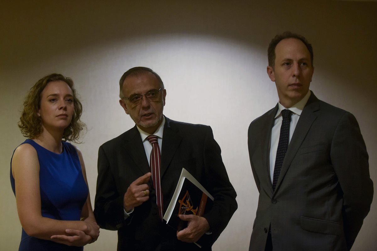 Iván Velásquez -centro-, jefe de la Cicig, cree que hay hechos concretos que buscan frenar la aplicación de justicia. (Foto Prensa Libre: AFP)