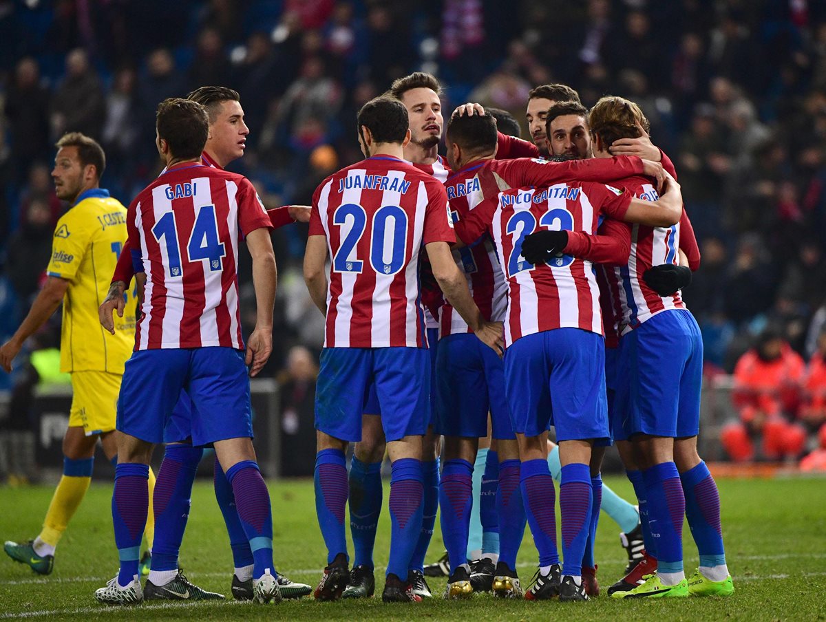Los jugadores del Atlético de Madrid festejan después del gol de Ángel Correa. (Foto Prensa Libre: AFP)