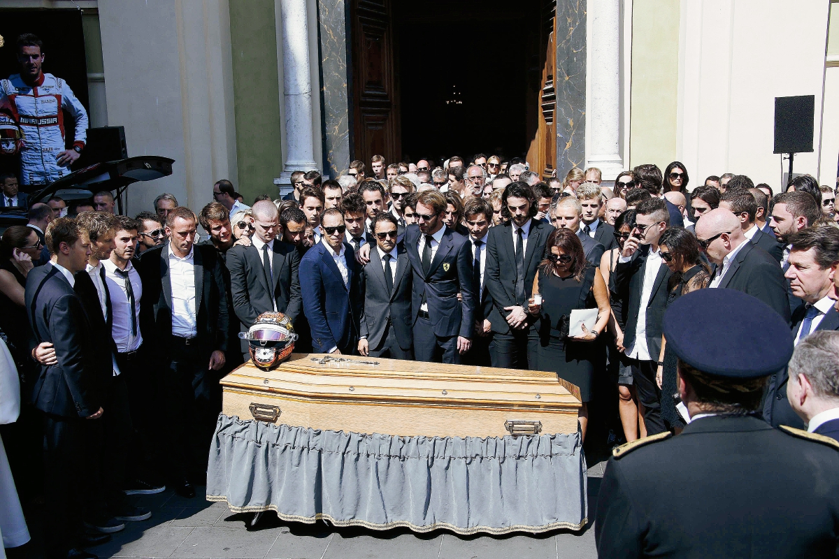 Familiares, amigos y sus compañeros de Fórmula 1 despidieron a Jules este martes en Niza. (Foto Prensa Libre: AFP)
