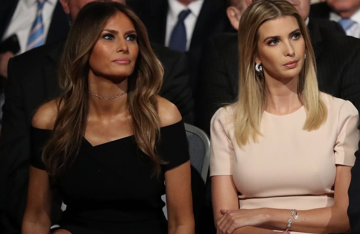 Trump está la mayor parte del tiempo rodeado de mujeres atractivas y delgadas, como su esposa Melania (izq.) y su hija Ivanka, vistas en el reciente debate presidencial. (Foto Prensa Libre: AFP).