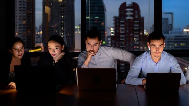 Trabajar de noche afecta nuestra salud porque interrumpe el ritmo circadiano. (Foto Prensa Libre:GETTY IMAGES)