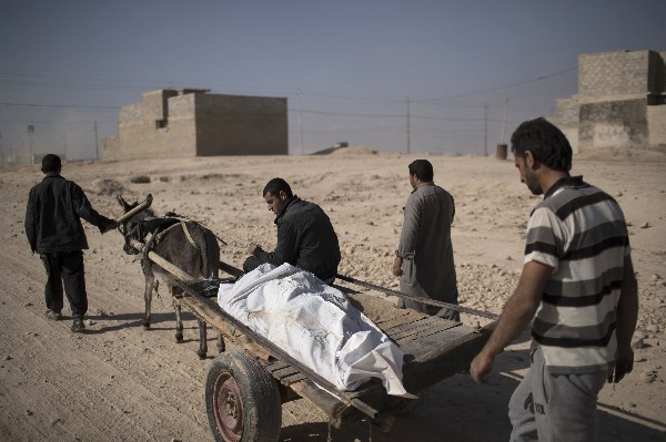 Familiares llevan el cadáver de Berzan Ibrahim Khelil muerto por un mortero en Mosul, Irak.(Foto Prensa Libre: AP)
