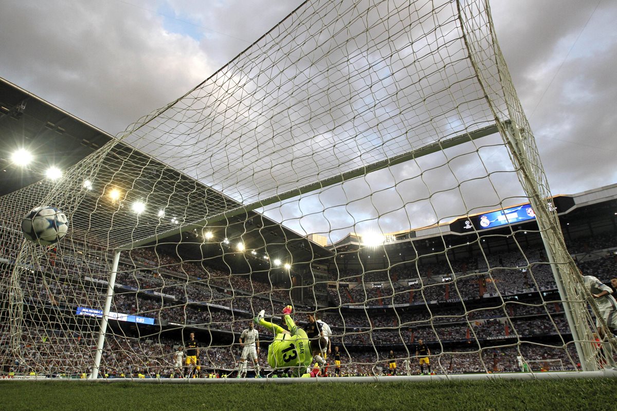 El portero del Atlético de Madrid Oblak está vencido y el balón en el fondo del arco tras el cabezazo de Ronaldo.