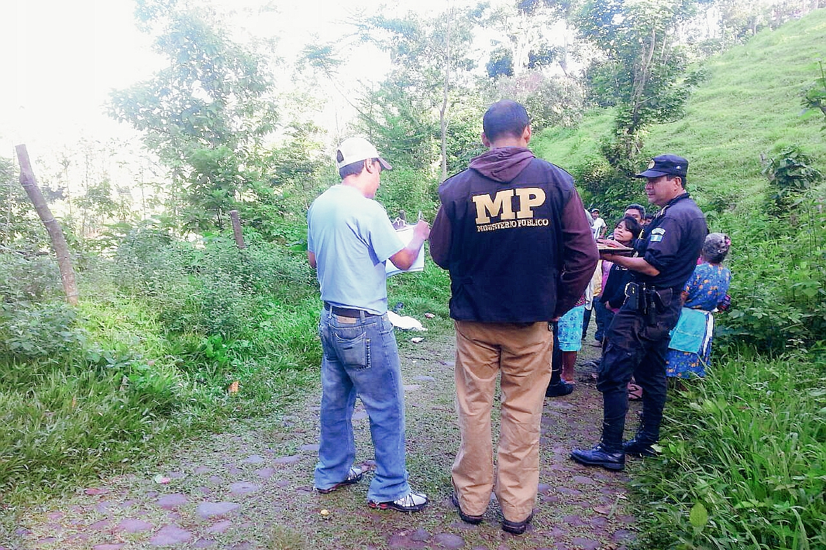 En el  lugar del hallazgo se encuentran agentes de la PNC y fiscales del MP para recolectar evidencias que ayuden a esclarecer el crimen. (Foto Prensa Libre: Rolando Miranda)