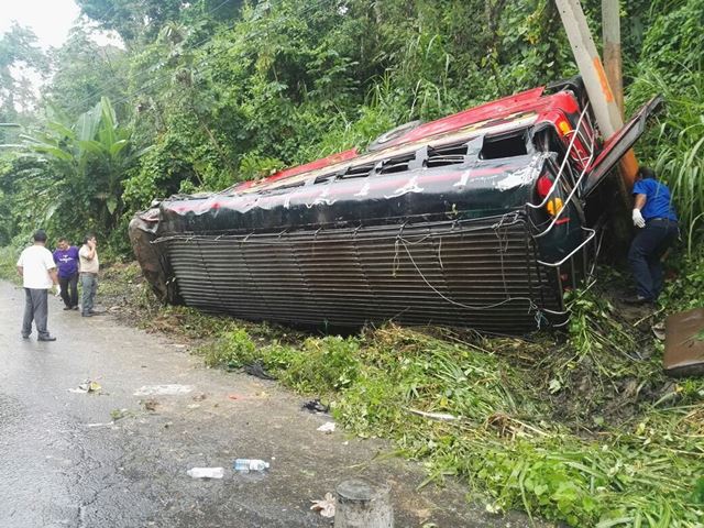 El autobús de Transportes Esmeralda volcó y dejó 24 pasajeros heridos en la ruta suroccidente, en Santa Lucía Cotzumalguapa. (Foto Prensa Libre: Enrique Paredes)