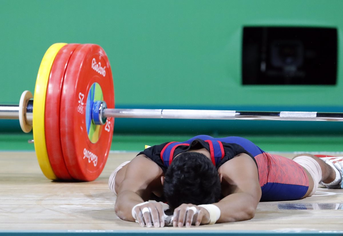 Sinphet Kruaithong luego de su participación en el Levantamiento de pesas en los -56kg. (Foto Prensa Libre: EFE)