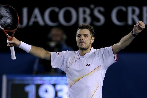 El suizo Stanislas Wawrinka festeja efusivamente al eliminar a su rival serbio, en el Abierto de Australia. (Foto Prensa Libre: AP)