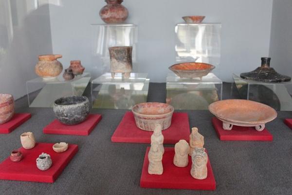 Tras haber  sido  restaurados, lotes de artículos arqueológicos  son puestos en exhibición. (Foto Prensa Libre: Rigoberto Escobar)