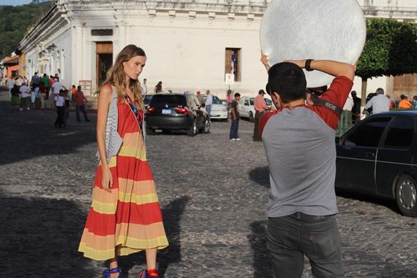 Modelo posa durante sesión de fotos en uno de los sitios escogidos en Antigua Guatemala. (Foto Prensa Libre: Miguel López)<br _mce_bogus="1"/>