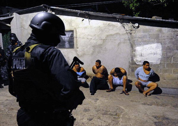 En varios operativos capturan a decenas de pandilleros en San Salvador. (Foto Prensa Libre: EFE)