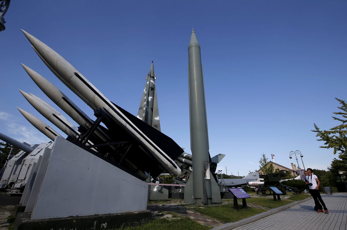 Un hombre obserba un misil surcoreano en el Museo de la Guerra en Seúl. (Foto Prensa Libre: EFE)