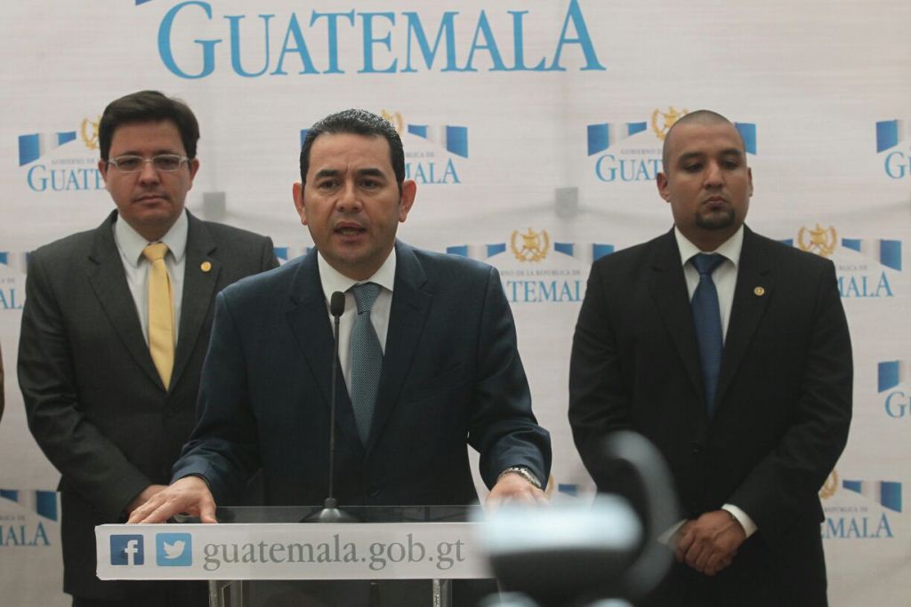 Jimmy Morales llegó a la presentación de los resultados de la SAT. (Foto Prensa Libre: Álvaro Interiano)