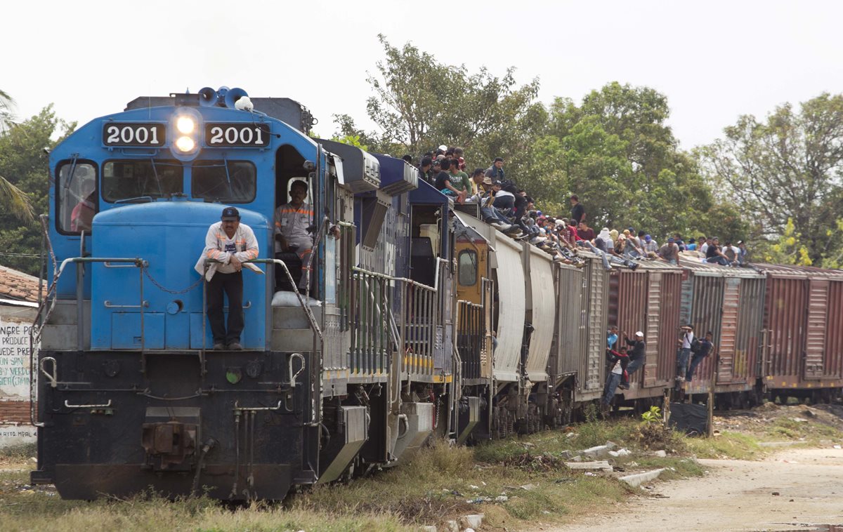Inmigrantes continúan cruzando el territorio mexicano rumbo a EE.UU. (Foto Prensa Libre: AP)
