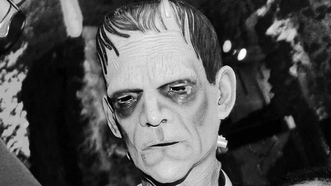 La icónica imagen del Frankenstein del cine ha sido reproducida en máscaras para festivales de horror y celebraciones de lo macabro. (Foto Prensa Libre:GETTY IMAGES)