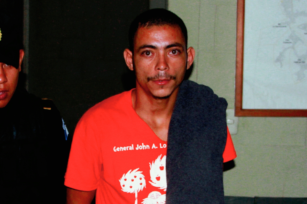 Byron Estuardo  Segura Pérez fue trasladado a una subestación de la PNC, después de haber salido de prisión de Santa Elena, Petén. (Foto Prensa Libre: Rigoberto Escobar)