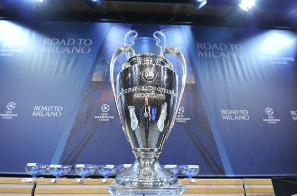 Este es el trofeo de la Liga de Campeones de Europa que se entregará al campeón el 18 de mayo en Milán. (Foto Prensa Libre: EFE)