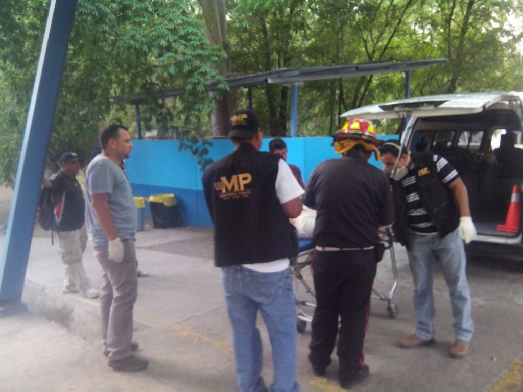 Investigadores recaban evidencias en el hospital a donde fueron trasladados los heridos. (Foto Prensa Libre: Hugo Oliva).