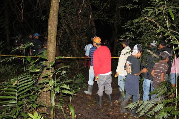 Pobladores de las cercanías del sitio arqueológico Ixkún, observan escena del incidente, donde perdió la vida Manuel Antonio Pérez Rodríguez, de 26 años. (Foto Prensa Libre: Walfredo Obando)