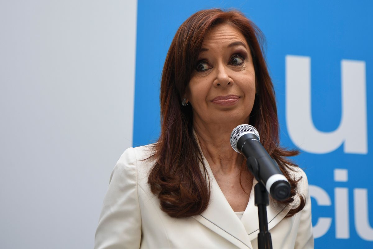 Cristina Fernández, expresidenta de Argentina se encuentra salpicada por el nuevo escándalo de soborno, apodado "cuadernos de corrupción". (AFP)