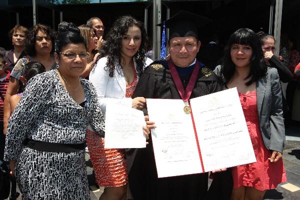 Karl Yván Arévalo, graduado; junto a Thelma Chamalé de Arévalo, y Alicia y Merl Arévalo Ovalle. (Foto Prensa Libre: Edwin Castro)