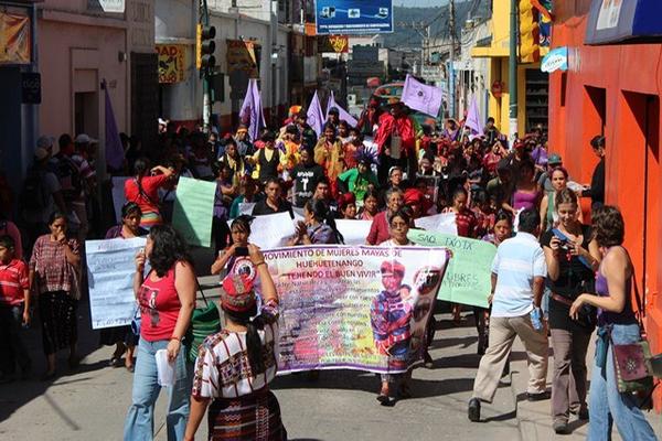 Representantes de organizaciones de féminas de varias partes del país marcharon por calles de Santa Cruz Barillas. (Foto Prensa Libre: Mike Castillo)<br _mce_bogus="1"/>