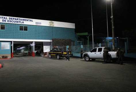 Agentes de las fuerzas combinadas permanecen en las afueras del hospital de IGSS de Escuintla, a donde fueron llevados dos soldados atropellados. (Enrique Paredes)