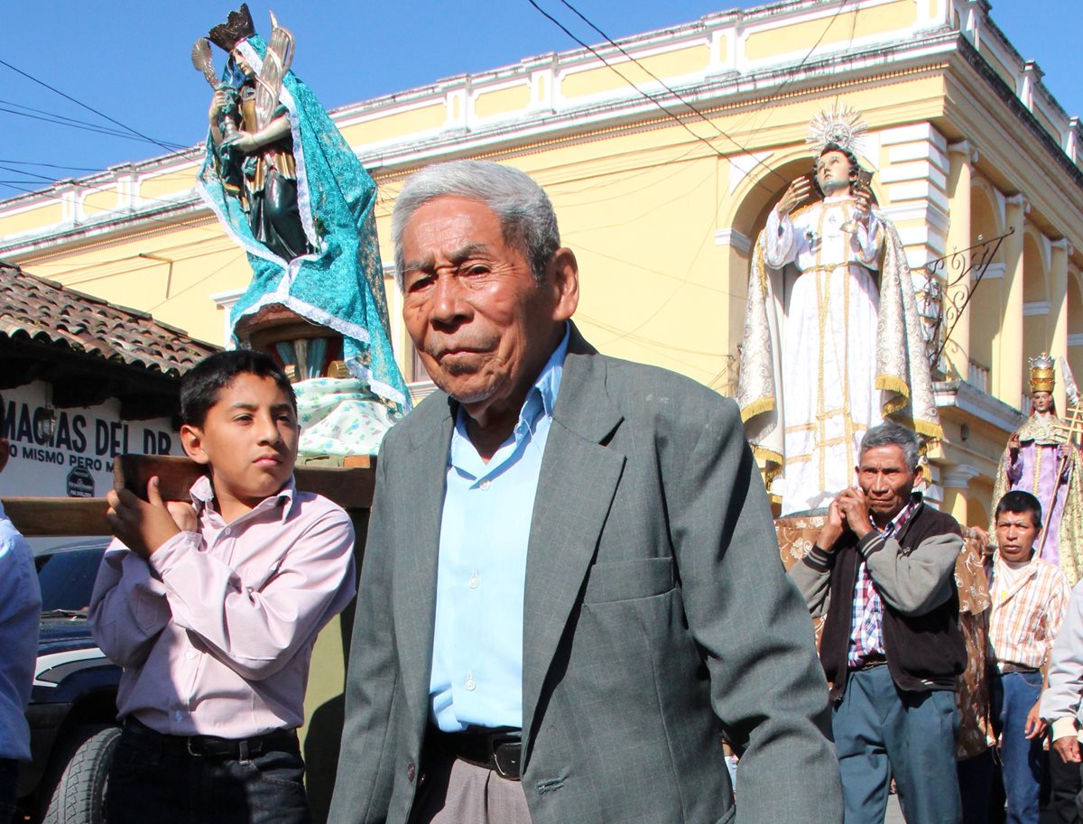 Javier Mo Caal, quien falleció en noviembre del 2015, caminaba siembre al frente de las procesiones, en Cobán, Alta Verapaz. (Foto Prensa Libre: Eduardo Sam)