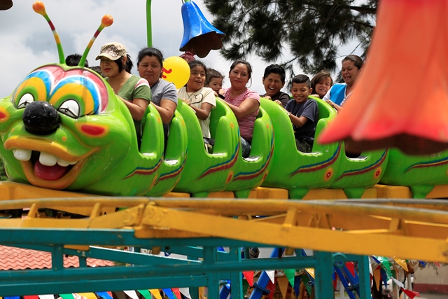El juego mecánico "el gusanito" es el más llamativo y seguido para niños y adultos. (Foto Prensa Libre: Carlos Hernández)