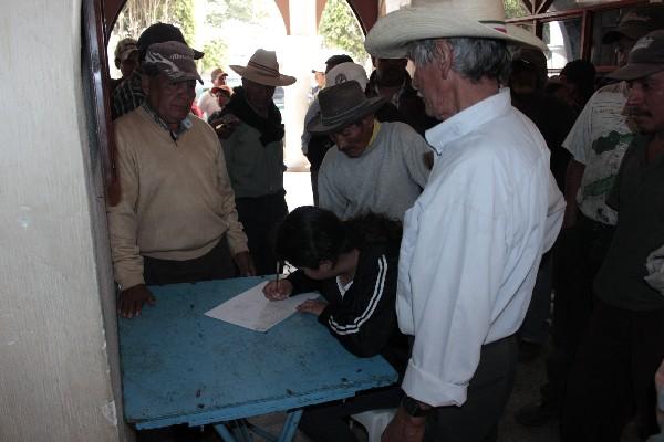 Trabajadores de  la  comuna firman petición.