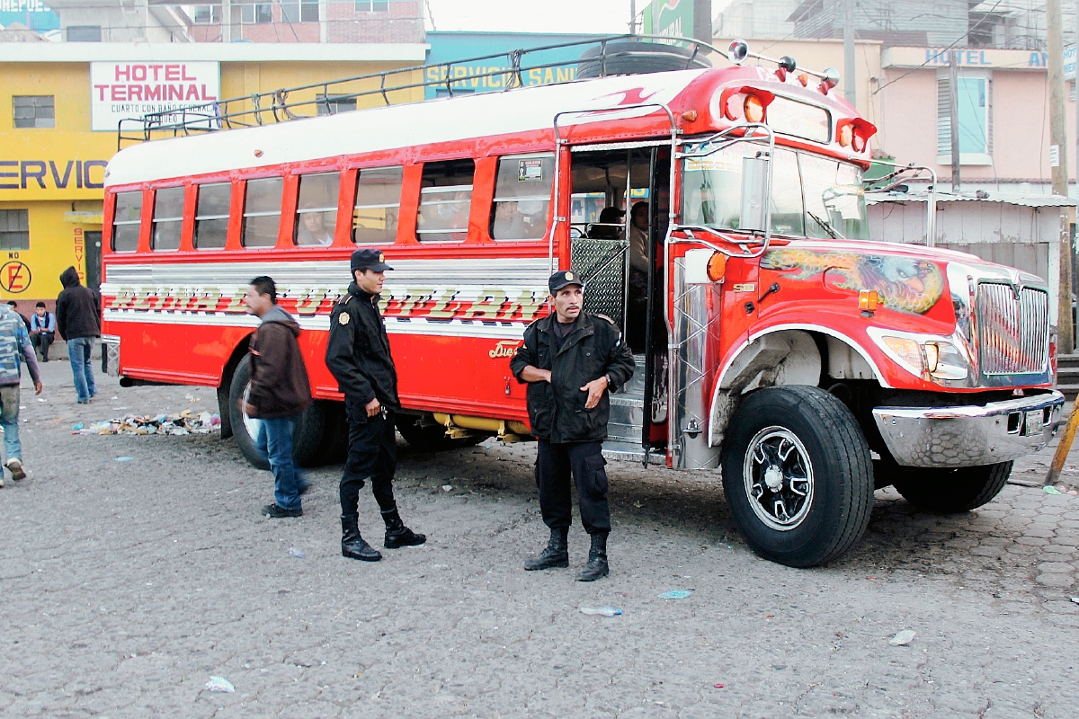Agentes de la PNC patrullan en la terminal de buses de Santa Cruz del Quiché, como parte del plan de seguridad a causa de las extorsiones. (Foto Prensa Libre: Óscar Figueroa)