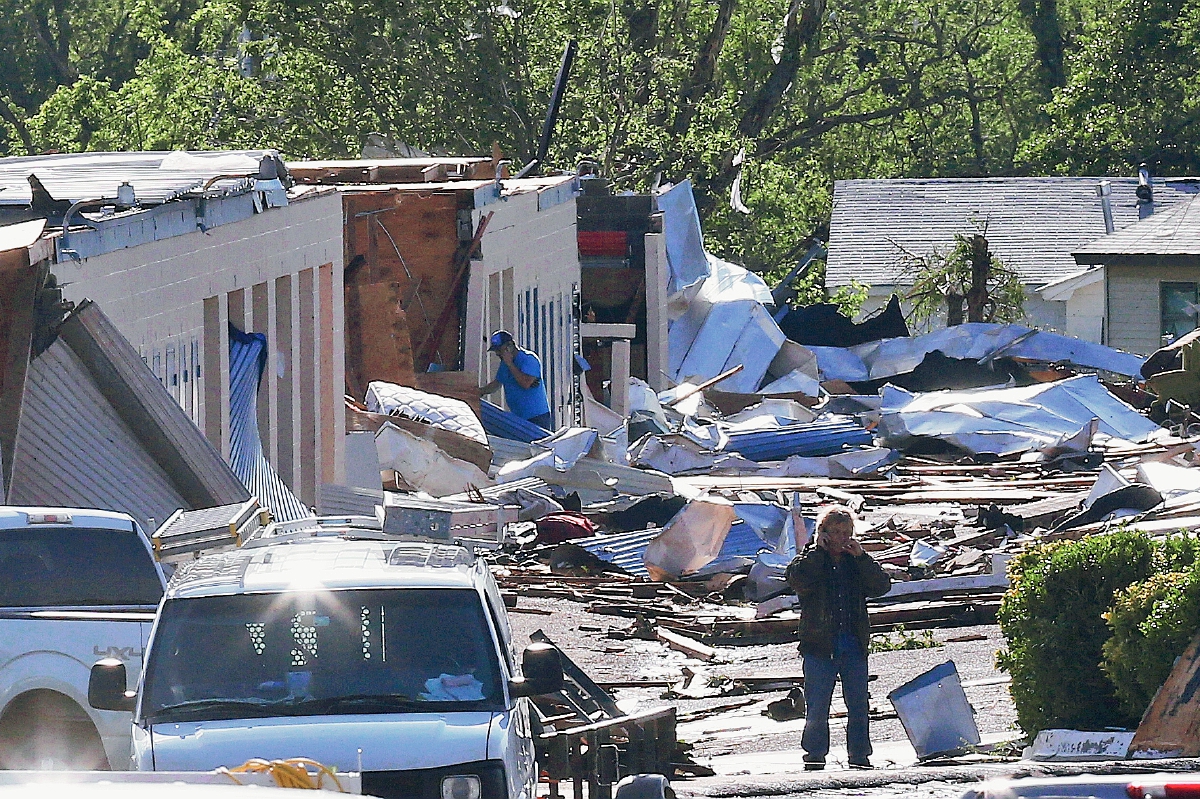 Dos tornados barrieran el sur de las Grandes Llanuras, volcaron autos y destrozaran docenas de viviendas cerca de Oklahoma City. (Foto Prensa LIbre:AP)