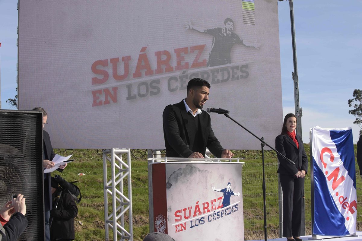 Luis Suárez participa en la inauguración de una cancha en Montevideo que llevará su nombre. (Foto Prensa Libre: AFP)