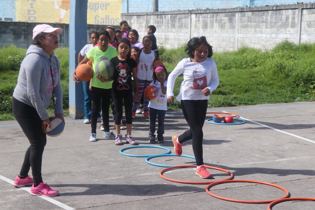 Niños y niñas participan en curso en la Escuela Justa González de San Pedro Sacatepéquez, San Marcos. (Foto Prensa Libre: Whitmer Barrera).